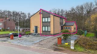 <p>Deze halfopen bebouwing biedt een aangename mix van comfort, ruimte en hedendaags wonen.<br /><br />De woning beschikt over twee slaapkamers en een ruime, open keuken die naadloos aansluit op de leefruimte, wat zorgt voor een modern en lichtrijk geheel. Dankzij de grote raampartijen geniet u van een overvloed aan natuurlijk licht doorheen de volledige woning. <br /><br />In 2018 werd de woning volledig en grondig gerenoveerd met gebruik van moderne en duurzame materialen, waardoor ze volledig instapklaar is. Met een bewoonbare oppervlakte van ongeveer 140 m² en een perceel van meer dan 5 are beschikt u bovendien over een mooie tuin waar het heerlijk ontspannen is. Deze woning vormt de ideale mix tussen het comfort van een appartement en de vrijheid van een huis.</p>
<p>De woning is rustig gelegen in de Kerkebosstraat in Heusden-Zolder, pal aan een prachtige natuurzone.<br /><br />Pluspunten: <br /><br />* goed gelegen, tegen natuurgebied<br />* ruime woonst met tuin<br />* volledig gerenoveerd in 2018 met duurzame materialen!<br />* deze woning is een mix van comfort, ruimte en hedendaags wonen<br />* volledig geinstalleerde open keuken en badkamer<br />* meer dan 5 are groot<br /><br /><span>Maatregelen opgenomen in het Maatregelenregister: nee</span><br /><br />Hier geniet u dagelijks van rust, groen en privacy, zonder in te boeten aan bereikbaarheid. Scholen, horeca en het centrum bevinden zich op korte afstand, net als openbaar vervoer. <br /><br />Dankzij de vlotte verbinding met de autosnelweg is ook woon-werkverkeer bijzonder aangenaam. Deze zalige ligging in combinatie met een uitstekende bereikbaarheid maakt van deze woning een absolute topper.</p>