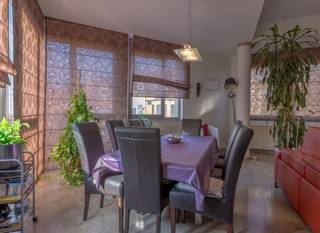 <p>Ontdek deze ruime en karaktervolle eigendom met maar liefst drie verdiepingen, perfect voor wie houdt van ruimte, comfort en een vleugje luxe. Via de centrale inkomhal, kom je terecht in de burearuimte die eveneens kan dienen als ruimte voor vrij beroep, de garage geschikt voor twee wagens, en een afzonderlijk toilet.</p><p>Op de eerste verdieping vind je een volledig uitgeruste keuken en een lichtrijk salon (46m²). De tweede verdieping biedt twee ruime slaapkamers waarvan één met zuidgericht terras, een stijlvolle badkamer met ligbad, dubbele lavabo, een wasberging met ingebouwde kasten, en een apart toilet. De derde verdieping verrast met twee slaapkamers met mezzanine, een badkamer met douche, én een zonneterras (met zonnescherm) waar je in alle rust kan genieten. Op de tussenverdieping bevindt zich een derde terras met een sfeervol elektrisch fonteintje. De ruime kelder is volledig ingericht met een fitnessruimte, een wijnkelder, en extra bergruimte.</p><p>Dit prachtige pand ligt op wandelafstand van openbaar vervoer, winkels en voorzieningen, in een rustige maar goed bereikbare buurt van Anderlecht.</p><p>EPC 186 kWh/(m²jaar) - label D<br />Elektrische keuring niet conform</p>