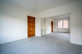 Energiezuinige woning met 2 slaapkamers en tuin! De indeling is als volgt: op het gelijkvloers bevinden zich een inkomhal, gezellige woonkamer,...