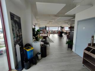 Nieuwe kantoorruimte te huur op het industrieterrein aan de Trawoollaan. De ruimte beschikt over veel natuurlijke lichtinval en is voorzien...