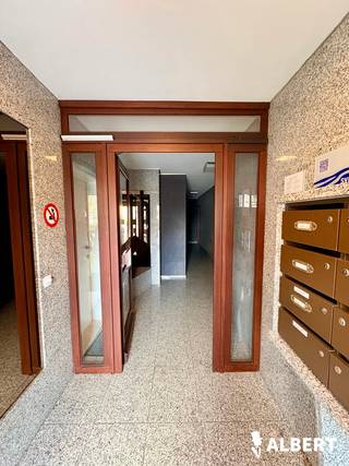 Uniek gelijkvloers appartement met ruim terras en mogelijkheid tot aankoop van garage in de kelderverdieping.<br /><br />Ontdek dit mooi appartement te koop aan de gewilde Albert 1 laan 196 in Oostduinkerke! Met een bewoonbare oppervlakte van 65 m² biedt deze charmante flat, met één slaapkamer en één badkamer, u het perfecte toevluchtsoord om te genieten van de kust. 's Ochtends ontbijt u op uw eigen terras en ademt u de frisse zeelucht in terwijl u geniet van uw privacy vlakbij de bruisende activiteiten in deze populaire badplaats. Het appartement is optimaal ingedeeld met een ruime leefruimte die naadloos overgaat in de keuken, waar koken een plezier wordt. De slaapkamer garandeert rust. <br /><br />De unieke ligging in Oostduinkerke, op de grens met Nieuwpoort, plaatst u op wandelafstand van het strand, winkels, gezellige restaurants en alles wat het kustleven te bieden heeft. Het appartement is ideaal als vaste woonst, tweede verblijf aan zee of als slimme investering. Voor slechts 260.000 euro krijgt u niet alleen een comfortabele flat, maar ook de luxe van wonen op een toplocatie waar elke dag als vakantie aanvoelt. Kansen als deze zijn zeldzaam! <br /><br />Uw nieuwe leven aan de Belgische kust begint hier – een zonnige plek waar ontspanning en comfort samenkomen en waar u zich elke dag thuis voelt.<br /><br />Voor verdere informatie of een bezoek in te plannen kan u contact nemen met Geert op +32475547962.
