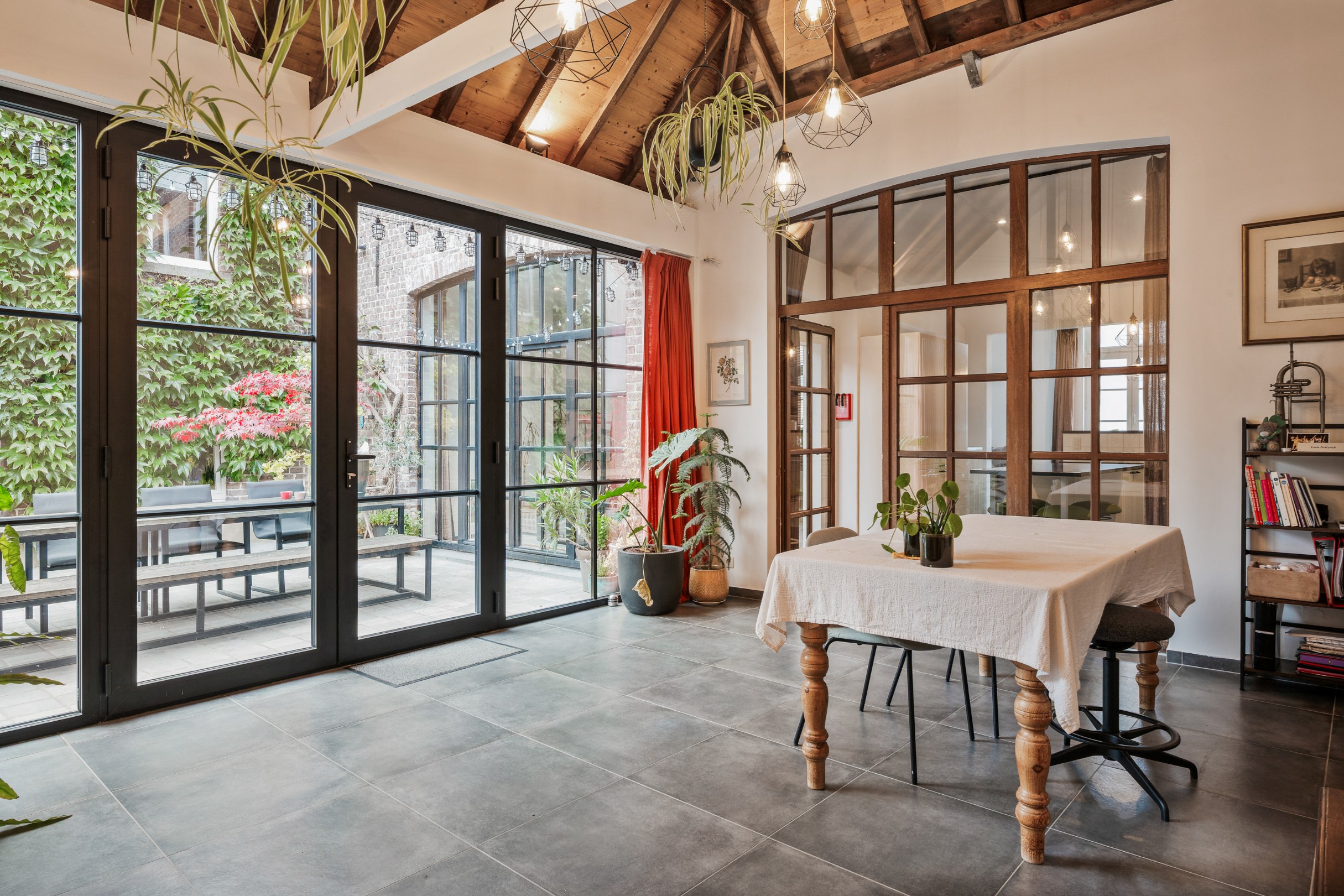 Characterful house with shell new construction and unique garden - photo 4