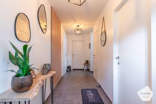 U kunt een BOD uitbrengen op deze woning, rekening houdend met de AANVANGSPRIJS van <strong>€ 449.000,00</strong>, elk hoger BOD wordt voorgelegd aan de eigenaars die al dan niet kunnen ingaan op dit aanbod.<br /><br /><strong><u>OPENDEURDAG OP ZATERDAG 26 SEPTEMBER 2026 ( op afspraak)</u></strong><br /><br /><strong>Op een uiterst gunstige en landelijke ligging </strong>te Torhout, resideert deze halfopen gezinswoning. Het treft een eigendom <strong>opgetrokken in 2013</strong>, ingeplant op <strong>een mooi perceel van 516 m². </strong>We treden de woning binnen via de inkomhal met gastentoilet. De inkomhal biedt rechtstreeks toegang tot de <strong>bureelruimte </strong>ideaal voor een eventueel bijberoep of voor thuiswerkers. Vervolgens treffen we de lichtrijke en ruime woonkamer met open keuken aan. Deze laatste is uitgerust met een kookeiland + kookplaat, dampkap, microgolfoven, oven, spoelbak én een ruime koelkast met diepvries. De keuken én woonkamer verlenen tevens directe toegang tot de tuin via twee schuiframen + een achterdeur. Aansluitend aan de keuken, treffen we een praktische berging aan. <strong>Het gelijkvloers beschikt tot slot over een ruime garage</strong> + <strong>een apart bijgebouw/garage</strong>. Op de eerste verdieping bevinden er zich <strong>drie ruime slaapkamers</strong> en een <strong>ingerichte badkamer (wastafel, ligbad, inloopdouche) + apart toilet. </strong>Op de tweede verdieping te bereiken via een vaste trap kunt U een prachtig afgewerkte zolderkamer terugvinden. <strong>DE MASTERBEDROOM!</strong> De aangelegde tuin met terras maken het plaatje compleet. Bouwtechnisch: Energiezuinig, PVC ramen met hoogrendementsbeglazing (K-waarde: 1,1), regenwater, septische put, cv op aardgas, spouwisolatie, dakisolatie,... Troeven aan de woning: - grote en lichtrijke ruimtes - <strong>Instapklaar en perfect onderhouden! </strong>- gunstige ligging te Torhout - mooie tuin Kortom een prachtige eigendom! Zeker een bezoek waard!<br /><br /><strong><u>Gelijkvloers:</u></strong>
<ul>
<li>Inkom met apart toilet;</li>
<li><strong>Bureelruimte</strong> ideaal voor vrij beroep;</li>
<li>Lichtrijke en ruime woonkamer;</li>
<li>Open keuken met kookeiland, kookplaat, dampkap, microgolfoven, oven, spoelbak en een ruime koelkast & diepvries;</li>
<li>Keuken en leefruimte geven directe toegang tot de tuin via twee schuiframen en een achterdeur;</li>
<li>Praktische berging;</li>
<li>Ruime garage met automatische poort;</li>
<li><strong>Apart bijgebouw en berging</strong>.</li>
</ul>
<strong><u>Eerste verdieping:</u></strong>
<ul>
<li><strong>3 ruime slaapkamers<u>;</u></strong></li>
<li>Ingerichte & Ruime badkamer (wastafel, ligbad & inloopdouche) + apart toilet.</li>
</ul>
<strong><u>Tweede verdieping:</u></strong>
<ul>
<li>te bereiken via vaste trap , <strong>MASTERBEDROOM!</strong></li>
</ul>
<u><strong>Troeven:</strong></u>
<ul>
<li>2 regenwaterputten 1 van 10.000 liter en 1 van 7000 liter;</li>
<li>C.V. op aardgas;</li>
<li>4 mooie slaapkamers;</li>
<li>Landelijke locatie.</li>
</ul>
Voor meer informatie of voor verdere vragen aarzel zeker niet om contact op te nemen via: <strong>oostkamp@caenen.be</strong><br /><br />