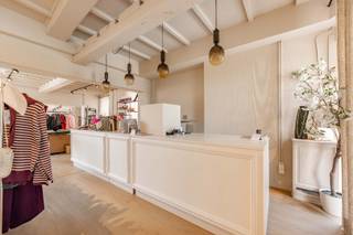 Winkel 'La Fiducia' blijft geopend tijdens het verkoopproces.<br /><br />Dit INSTAPKLAAR HANDELSPAND (mogelijkheid tot woonentiteit) is gelegen te Pittem met name in de Tieltstraat 23 op een perceel grond van 382 m² en met een bruikbare oppervlakte van 268 m². Deze eigendom geniet een uiterst centrale en zichtbare ligging.<br /><br />PLUSPUNTEN:<br />* UITERST CENTRALE EN ZICHTBARE LIGGING<br />* GERENOVEERD 2020<br />* PRIVATE PARKING<br />* VOLLEDIG INSTAPKLAAR<br /><br />INTERIEUR:<br />Het gelijkvloers omvat ca. 175 m² en is momenteel ingericht als kledingzaak. De handelsruimte is praktisch ingedeeld en beschikt over een apart toilet, kitchenette en handige bergruimte achteraan. Daarnaast biedt de kelder extra mogelijkheden voor stockage.<br /><br />De eerste verdieping omvat vier afzonderlijke ruimtes (22,80 m² - 25,20 m² - 21,94 m² - 20,40 m²) Deze ruimtes kunnen perfect worden aangewend als kantoor-, praktijk- of polyvalente ruimtes, maar zijn eveneens ideaal voor extra stockage.<br /><br />EXTERIEUR:<br />Aan de achterzijde bevindt zich een aangenaam terras van ca. 81 m², dat rechtstreeks aansluit op de privatieve parking. Hier is plaats voor ongeveer vier wagens, wat een belangrijke troef vormt voor zowel klanten als personeel.<br /><br />Een veelzijdig en instapklaar handelspand op een uitstekende commerciële locatie in het centrum van Pittem, ideaal voor wie op zoek is naar een eigendom waar wonen, werken, handel of een zelfstandige activiteit gecombineerd kan worden.