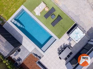 <span>BEZOEKDAG VRIJDAG 12/06 VAN 17U TOT 19U!</span><br /><br /><span>WELLE - Niemand vermoedt achter deze charmante herenwoning de moderne leefwereld die zich achteraan volledig ontvouwt.</span><br /><br /><span>Achter de gevel van deze herenwoning schuilt een uitzonderlijke residentie waar charme en hedendaagse architectuur elkaar perfect versterken.</span><br /><span>De woning onderging een totaalrenovatie van hoog niveau waarbij authenticiteit, ruimtegevoel en moderne luxe centraal staan. De combinatie van de karaktervolle herenwoning met de strakke moderne uitbreiding creëert een unieke woonbeleving waar licht, comfort en verfijning samenkomen.</span><br /><br /><span>De leefruimtes baden in natuurlijk licht dankzij glaspartijen die een naadloze connectie vormen met de tuin, de terrassen en het stijlvolle zwembad. De volledig uitgeruste leefkeuken met hoogwaardige Bosch-toestellen vormt het hart van de woning en combineert functionaliteit met elegant design.</span><br /><br /><span>Met vier volwaardige slaapkamers, twee stijlvolle badkamers, een afgewerkte zolderverdieping, een ruime berging en technische ruimte biedt deze residentie uitzonderlijk veel leefruimte voor gezinnen die comfort en uitstraling wensen te combineren.</span><br /><br /><span>Buiten werd dezelfde aandacht voor detail doorgetrokken. De uitgestrekte tuin vormt samen met het stijlvolle zwembad, het poolhouse met douche en toilet, de jacuzzi en de sfeervolle overkapping een aangename buitenomgeving waar het buitenleven centraal staan.</span><br /><br /><span>Het royale perceel van 44 are biedt bovendien een zeldzame vrijheid en tal van mogelijkheden. Of het nu gaat om speelruimte voor kinderen, het houden van dieren, extra tuinbeleving of simpelweg genieten — deze eigendom combineert exclusief wonen met een uitzonderlijk gevoel van openheid en ruimte.</span><br /><br /><span>Ook technisch bevindt deze eigendom zich op topniveau. De woning is uitgerust met een warmtepomp, vloerverwarming, airconditioning op de slaapkamers, laadpaal, alarmsysteem, camerabewaking, 54 zonnepanelen en een thuisbatterij van 25 kW. Dankzij het uitzonderlijke E-peil van -20 geniet u bovendien gedurende vijf jaar van vrijstelling van het kadastraal inkomen.</span><br /><span>Bovendien is er een vlotte verbinding naar de E40, het station, scholen en winkels, bereikbaar binnen enkele minuten.</span><br /><br /><span>Een unieke residentie voor wie compromisloos wil wonen in een woning waar authenticiteit, technologie en buitenbeleving perfect samensmelten.</span><br /><span>Bieden vanaf 749.000€</span><br /><br /><span>Meer info of bezoek: 053/60.65.60</span>