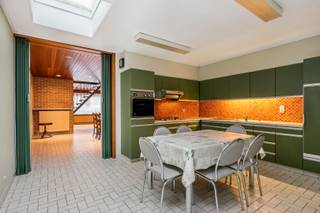 - Topligging in Kortrijk: Elfde-julilaan 7<br />- Ruime leefruimte <br />- Grote keuken met extra eetplaats<br />- Handige berging en veranda<br />- Tuin met terras, tuinhuis en uitweg<br />- 3 slaapkamers<br />- 2 extra kamers mogelijk op zolder<br />- Badkamer met douche, ligbad, wastafel en extra toilet<br />- EPC: 429 kWh/m²/jaar, label E, UC: 3010768<br />- Richtprijs: € 249.000