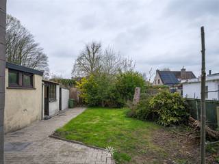 <p><span>Sint-Amandsberg - </span><span>Te renoveren halfopen woning in doodlopende straat met ontwikkelingsmogelijkheden</span></p><p><span> </span></p><p><span>De belangrijkste troeven:</span></p><ul><li><span>Vlotte bereikbaarheid, nabij invalswegen en openbaar vervoer</span></li><li><span>Veel potentieel na renovatie </span></li><li><span>Authentieke elementen</span></li><li><span>Fantastische ligging/buurt in doodlopende straat</span></li><li><span>Mogelijkheid realisatie twee gesloten bebouwingen</span></li><li><span>Halfopen bebouwing met mogelijkheid bouwen tot 18m GLV en 10m verdiep</span></li><li><span>Kan breder bouwen tot tegen rechter buur</span></li></ul><p><span> </span></p><p><span> </span></p><p><span>Zo ziet het gelijkvloers eruit: </span></p><p><span>Inkomhal, afzonderlijke keuken, leefruimte, grote berging, badkamer, gezellige tuin. </span></p><p><span>Verdiep: 2 ruime slaapkamers. </span></p><p><span> </span></p><p><span>Belangrijk:</span></p><p><span>EPC: 892 kWh/m² </span></p><p><span> </span></p><p><span>Contacteer Axel Lenaerts makelaars voor meer info via <span>hanneloer@axellenaerts.be</span></span><span> of 09 245 24 24. </span></p><p><span> </span></p><p><span> </span></p><p><span> </span></p>