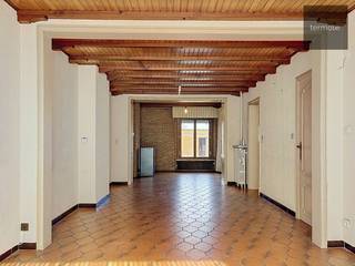 Gezellige HOEKWONING nabij centrum Ingooigem, bestaande uit : Inkomhal met vestiaire en apart gastentoilet, living met aanpalende kleine veranda...