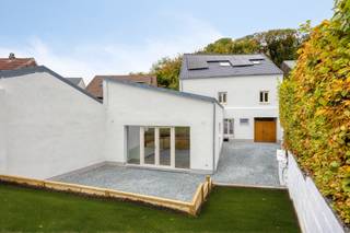 Ontdek deze prachtige, volledig gerenoveerde woning (2025) met een bewoonbare oppervlakte van maar liefst 292 m², gelegen op een perceel van 8...