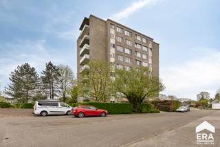 <p>Ontdek dit verzorgd appartement, gelegen op het 4de verdiep, op een toplocatie in Mol. Dankzij de centrale ligging vlak bij het station en op wandelafstand van het bruisende centrum, geniet u van een uitstekende bereikbaarheid gecombineerd met alle nodige voorzieningen binnen handbereik. Het appartement beschikt over een vernieuwde badkamer, twee volwaardige slaapkamers, een kelderberging en een private garagebox — ideaal voor wie comfortabel en zorgeloos wil wonen.<br /><strong>Troeven:</strong></p>

<ul><li>Centraal gelegen appartement in Mol</li><li>4de verdiep met mooi uitzicht</li><li>Op wandelafstand van het station en het centrum</li><li>2 slaapkamers</li><li>Vernieuwde badkamer</li><li>Inclusief private garagebox en kelderberging</li><li>Ideaal als starterswoning of investering</li></ul>

<p><strong>Indeling:</strong><br />4de verdieping: Inkomhal, woonkamer, keuken, 2 slaapkamers, vernieuwde badkamer, apart toilet, berging<br />Private garagebox en kelderberging</p>