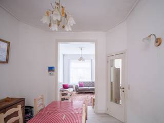 <p>Gelegen in het karaktervolle centrum van Gent met bevindt zich deze verrassend ruime woning in het Godshuishammeke te Gent. Deze charmante straat, die haar oorsprong kent tot in de 13de eeuw, ademt authenticiteit en ligt op een bijzonder centrale locatie vlak bij het bruisende stadsleven.</p>
<p>De woning zelf valt meteen op door haar prachtige voorgevel, die het karakter van het pand perfect weerspiegelt. Achter deze gevel schuilt een uitzonderlijk ruime woning die zich uitstrekt over meerdere verdiepingen. Binnenin vindt u een aangename leefruimte met aansluitende keuken, waar licht en ruimte centraal staan. Op de verdiepingen bevinden zich maar liefst zes volwaardige slaapkamers, wat deze woning uitermate geschikt maakt voor grote gezinnen of wie nood heeft aan extra ruimte.</p>
<p>Het gelijkvloers biedt bovendien een polyvalente verdieping die volledig naar eigen wens kan worden ingericht: denk aan een praktijkruimte, hobbyruimte, bureau of extra leefgedeelte. In combinatie met de royale volumes maakt dit het pand ook bijzonder interessant voor cohousing, kangoeroewonen of een professionele invulling zoals kantoren.</p>
<p>Een absolute troef is de grote garage, die plaats biedt aan één ruime wagen of twee kleinere voertuigen – een zeldzaamheid op deze centrale ligging.</p>
<p>Ook de omgeving draagt sterk bij tot de aantrekkingskracht van deze woning. In de directe nabijheid vindt u diverse buurtvoorzieningen, zoals het Buurtcentrum Sluizeken en sportfaciliteiten op wandelafstand, wat bijdraagt aan een levendige en sociale buurt.<span> </span>Daarnaast geniet u hier van een vlotte bereikbaarheid, zowel met de fiets, het openbaar vervoer als de wagen, en bevindt u zich op korte afstand van het historische stadscentrum met zijn winkels, horeca en cultuur.</p>
<p>Kortom, een unieke en veelzijdige eigendom met tal van mogelijkheden, gelegen op een centrale locatie in Gent waar ruimte en bereikbaarheid hand in hand gaan. Een bezoek zal u ongetwijfeld overtuigen van het potentieel dat deze woning te bieden heeft.</p>
