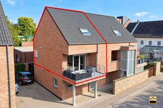 <p><span>Moderne en instapklare duplex met 2 slaapkamers en parking in kortessem </span></p><p><span>Op zoek naar een comfortabel appartement op een centrale locatie? Dit moderne en volledig <br />instapklare duplexappartement in Kortessem combineert een praktische indeling met een <br />aangename woonomgeving en een vlotte bereikbaarheid. </span></p><p><span>Dankzij de gunstige ligging bevinden winkels, scholen en andere dagelijkse voorzieningen zich <br />op wandelafstand. Bovendien geniet u van een vlotte verbinding naar zowel Hasselt als Genk, <br />wat deze locatie bijzonder interessant maakt voor wie centraal en toch comfortabel wil wonen.</span></p><p><span>Het appartement is verdeeld over twee verdiepingen en beschikt op de eerste verdieping over <br />een inkomhal met gastentoilet, een aangename leefruimte, een open keuken en een praktische <br />berging. Het terras vormt een fijne aanvulling op de leefruimte. </span></p><p><span>Op de tweede verdieping bevindt zich de nachthal met toegang tot de twee ruime slaapkamers <br />van respectievelijk 12 m² en 16 m². De badkamer is uitgerust met een douche en wastafel en <br />biedt alle nodige comfort. </span></p><p><span>Bovendien is er een parkeerplaats voorzien op de kelderverdieping, een praktische meerwaarde <br />op een centrale locatie.</span></p><p><span>Ook op technisch vlak beschikt het appartement over interessante troeven, waaronder de centrale <br />verwarming op aardgas via een hoogrendementsketel en hoogrendementsbeglazing in pvc-ramen. </span></p><p><span>Een interessante opportuniteit voor starters én investeerders! Dankzij de instapklare afwerking, <br />de functionele indeling en de centrale ligging vormt dit duplexappartement een uitstekende keuze <br />voor wie op zoek is naar een eerste eigen woning of een aantrekkelijke investering voor verhuur.</span></p><p><span>Wenst u meer informatie over dit duplexappartement of een bezichtiging?<br />Contacteer ons via 012 26 22 05 of info@hetimmohuis.be.</span></p>