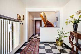 <p>Er zijn woningen die je koopt met je hoofd. En dan zijn er woningen die je koopt met je buik. Deze is van de tweede categorie.</p>
<p>Gelegen in het geliefde Berchem, op een van die adressen waar mensen jarenlang naar uitkijken, biedt deze woning iets wat je vandaag zelden nog vindt: ruimte. Echte ruimte. Buiten, binnen en overal daartussenin.</p>
<p>De vernieuwde oprit verwelkomt je meteen met de boodschap die de rest van de woning bevestigt: hier is met zorg voor gezorgd. De originele stijl ademt karakter en eigenheid.</p>
<p>Binnen wacht een slimme opdeling in twee volwaardige units, ideaal voor wie een deel wil verhuren, ouders wil laten inwonen of gewoon maximale flexibiliteit wil. Vier ruime slaapkamers en twee badkamers verdelen zich over de 2 verdiepingen.</p>
<p>De leefruimtes verrassen. Hoge plafonds, mooie volumes en originele details die je het gevoel geven dat deze woning een verhaal heeft, en dat jij het volgende hoofdstuk mag schrijven.</p>
<p>En dan de tuin. Ruim, groen en stil genoeg om te vergeten dat je in de stad bent. De plek waar zomerse avonden vanzelf lang worden en kinderen nooit binnen willen komen.</p>
<p>Grote bergruimtes en een garage maken het plaatje helemaal compleet. Want naast mooi wonen wil je ook gewoon praktisch wonen.</p>
<p>Berchem op zijn best. Een woning met twee gezichten, oneindig veel mogelijkheden en één grote troef: je vindt ze niet meer zo.</p>
<p><strong>Troeven:</strong><br />– Toplocatie Berchem<br />– 2 units, maximale flexibiliteit<br />– Vernieuwde oprit & garage<br />– Ruime tuin<br />– Grote bergruimtes<br /><br /></p>