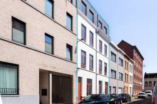 <p><strong>Studentenhuis met 15 kamers op toplocatie bij Park Spoor Noord</strong></p>
<p>Bent u op zoek naar een zorgeloze investering met hoog rendement?<br />Dan is dit volledig gerenoveerde en vergunde studentenhuis precies wat u zoekt.</p>
<p>15 moderne studentenkamers, elk met eigen douche en lavabo ter hoogte van Park Spoor Noord en het Slachthuis.</p>
<p>Gemeenschappelijke keuken &amp; toiletten, praktisch en efficiënt</p>
<p>Fietsenstalling &amp; koer (28 m²), extra comfort voor studenten</p>
<p>Volledig instapklaar &amp; vergund: geen zorgen en direct rendement</p>
<p>De kamers variëren tussen ca. 13 en 18 m² en zijn erg gegeerd dankzij de perfecte ligging: op wandelafstand van universiteiten én vlak bij het bruisende Park Spoor Noord.</p>
<p>Mogelijke huuropbrengst: €117.000 per jaar (uitgaande van €650/maand per kamer)</p>
<p>Een unieke kans om te investeren in een hoogwaardig studentenpand met bewezen verhuurpotentieel.</p>
<p>Contacteer ons vandaag nog voor een bezoek en ontdek samen met LISTED dit opbrengstpand: +32 3 283 51 51.</p>