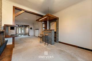 Interesse? Meer informatie op www.SWEVERS.be. - Deze halfopen bebouwing met aanpalende loods op de Kuringersteenweg 488 in Hasselt biedt...