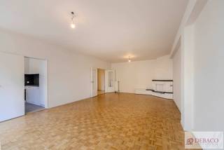 Prachtig ruim appartement met 3 slaapkamers in Wilrijk! <br /><br />Bent u op zoek naar een mooi appartement in het centrum van Wilrijk? Dit appartement beschikt over 3 slaapkamers en combineert ruimte en comfort met een uitstekende ligging in het hartje centrum Wilrijk! <br /><br />Bij binnentreden van het appartement komt u in de inkomhal die meteen uitgeeft op de ruime en lichtrijke woonkamer met parketvloer. Vanuit de woonkamer krijgt u toegang tot de volledig ingerichte keuken. De badkamer is voorzien van een douche-in-bad en een dubbele lavabo. Verder zijn er nog 3 volwaardige slaapkamers aanwezig. Tenslotte is er achteraan het appartement een aangenaam terras voorzien. <br /><br />Pluspunten: <br />+ Uitstekende locatie in hartje Wilrijk <br />+ Ruim en instapklaar <br />+ 3 volwaardige slaapkamers<br />+ Aangenaam terras <br />+ EPC label B <br />+ Asbestveilig <br /><br />Hebt u interesse in dit mooie appartement in centrum Wilrijk? <br />Contacteer ons via info@debaco.be of bel ons op 014/73.77.77 voor een bezoek ter plaatse!