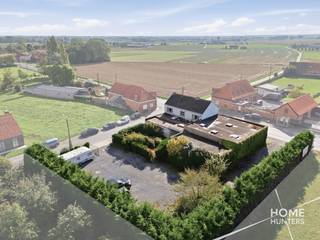 Op een ruim perceel van meer dan 1.400 m² in Langemark-Poelkapelle vinden we De Sportman: een eigendom met café, feestzaal en woongelegenheid, bereikbaar via een eigen oprijlaan en voorzien van parkeermogelijkheden.<br /><br />Het café en de aansluitende feestzaal bevinden zich in een behoorlijke staat en bieden een mooie basis voor wie deze gekende locatie nieuw leven wil inblazen. De aanwezige woonst vraagt een grondigere renovatie.<br /><br />Net de combinatie van de gebouwen en de oppervlakte van het perceel maakt dit een bijzonder eigendom met twee interessante pistes.<br /><br />Enerzijds kan het bestaande geheel gerenoveerd worden met behoud van de huidige vergunde functies. Ideaal voor wie opnieuw een horeca- of feestconcept wil uitbouwen en daarbij kan beschikken over een ruime site, eigen oprit en parking.<br /><br />Anderzijds kan ook de piste naar wonen bekeken worden. Binnen de geldende stedenbouwkundige voorschriften zijn er mogelijkheden voor één eengezinswoning op dit perceel van ruim 1.400 m². Een interessante opportuniteit voor wie droomt van een ruime woning op een mooi perceel.<br /><br />De bestaande horecazaak verderzetten of hier een volledig nieuw verhaal schrijven?<br /><br />Wuk peis je… ist etwa vo jon?<br /><br />Het eigendom is zonevreemd. Renovatie, herbouw en eventuele functiewijzigingen zijn steeds onderworpen aan de bestaande vergunde toestand, de geldende stedenbouwkundige voorschriften en, waar van toepassing, het verkrijgen van een vergunning.