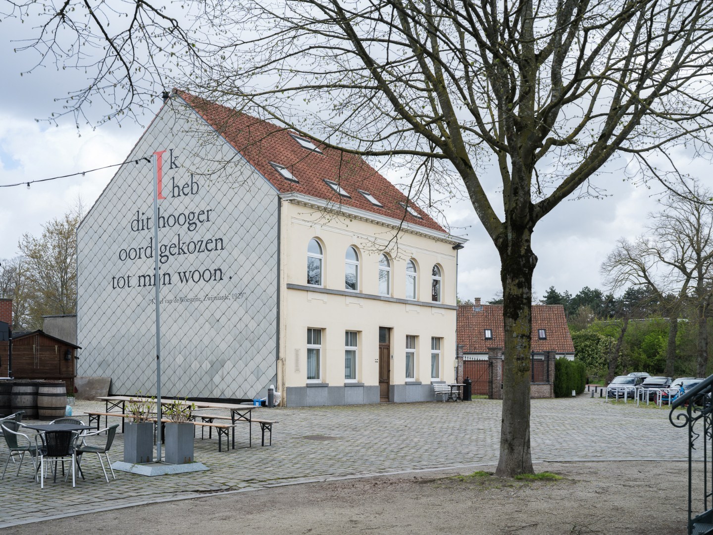 Maison de ville caractéristique avec jardin en ville sur la place du village. - photo 2