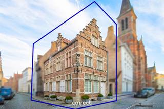 Exclusief wonen in het historische hart van Brugge.In het hart van Brugge bevindt zich dit uitzonderlijke herenhuis uit 1642, waar historische grandeur en hedendaags wooncomfort elkaar perfect ontmoeten. Dit uniek eigendom werd in 2018 volledig en meesterlijk gerenoveerd.Bij het betreden van de woning wordt u meteen ondergedompeld in een sfeer van tijdloze elegantie. Het resultaat is een lichtrijke, stijlvolle woning die zich uitstrekt over meerder verdiepingen en een bijzonder aangename woonbeleving biedt. De leefruimte straalt warmte en karakter uit en vormt een ideale plek om tot rust te komen. De volledige uitgeruste, moderne keuken zal dan weer elke kookliefhebber weten te bekoren dankzij de hoogwaardige toestellen.De woning beschikt over vier volwaardige slaapkamers, elk uniek ontworpen. Daarnaast zijn er twee luxueus afgewerkte badkamers die comfort en verfijning moeiteloos combineren.Via een discrete trap bereikt u een verborgen parel: een prachtige, volledig ondergrondse wijnkelder. Perfect geklimatiseerd en badend in een authentieke sfeer vormt deze ruimte een droomlocatie voor het bewaren en degusteren van een verfijnde wijncollectie.Op wandelafstand van alles wat Brugge zo uniek maakt: schilderachtige reitjes, culturele trekpleisters, culinaire hotspots en exclusieve boetieks.Interesse? mail naar dimitri@correctvastgoed.be of bel 0492 08 08 08.Maak gebruik van onze online schattingstool: https://www.correctvastgoed.be/schatting.