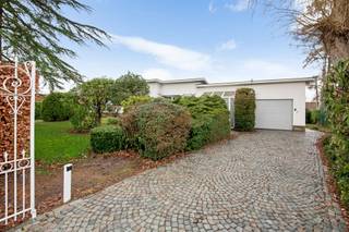 Op een gegeerde locatie in Duffel vinden we deze open bebouwing uit 1964, een woning die doorheen de jaren steeds met zorg werd onderhouden en...