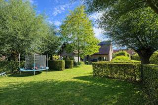 <p>Deze ruime villa geniet een centrale ligging te Rumbeke (Roeselare) met vlotte verbinding naar de autosnelweg “via de E403” en in de vlakke nabijheid van AZ Delta, diverse handelszaken, … Daarnaast is er een prachtige tuin aanwezig + buitenberging.</p>
<p>Indeling woning:<br /><u>Kelder</u></p>
<p><u>Gelijkvloers:</u><br />– ruime inkomhal<br />– extra slaapkamer/bureau-ruimte<br />– apart toilet<br />– lichtrijke leefruimte met zicht op de tuin<br />– ingerichte keuken met eetplaats en prachtige, ruime zit/leefruimte met volledig zicht op het groen<br />– garage (plaats voor 2 auto’s) + wasruimte<br />– doucheruimte</p>
<p><u>Eerste verdiep:</u><br />– nachthal<br />– 4 slaapkamers<br />– bergruimtes<br />– badkamer met toilet, badkamermeubel + ligbad</p>
<p>Zolder</p>
<p>Ruime oprit</p>
<p>Ruim terras, vijver, …<br />Buitenberging<br />Prachtige tuin</p>
<p>Algemene info:<br />– EPC: 336 kWh/m² jaar<br />– opp. perceel: 1470 m²<br />– bruikbare vloeropp.: 294 m²<br />– installatie zonnepanelen<br />– stads &amp; regenwater aanwezig</p>
<p>Indien u meer info of een bezoek wenst, contacteer Immo-deal bv: 0486 72 70 73.</p>