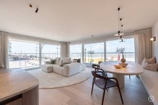 <p>Prachtig hoekappartement met een schitterend uitzicht op zee, gelegen aan het Lichttorenplein in Knokke, vlakbij de Kustlaan waarbij u geniet van het mooiste winkelaanbod van Knokke. <br /><br />Dit appartement biedt een adembenemend frontaal zeezicht en bevindt zich op een toplocatie in Knokke. Dankzij de grote raampartijen geniet de ruime leefruimte van een maximale lichtinval en een uniek panoramisch uitzicht op zee. De open keuken is volledig uitgerust met hoogwaardige toestellen en stijlvolle afwerkingen. Breed terras aan de kant van het plein, waar u gans de middag kunt genieten van de zon. <br /><br />De indeling omvat drie slaapkamers, allen met ingemaakte kasten. De master bedroom beschikt over een ensuite douchekamer met dubbele lavabo, terwijl de andere twee slaapkamers een aparte douchekamer delen. Extra voorzieningen zoals een bergkast met aansluiting voor wasmachine en droogkast, een privatieve kelder en een fietsenberging zorgen voor optimaal comfort. <br /><br />Dit appartement werd tot in de puntjes afgewerkt met oog voor detail, met verfijnde materialen zoals marmeraccenten en hoogwaardige schilderstechnieken. Een unieke woonervaring aan zee die zeker een bezoek waard is. EPC: 152 kWh/m²/jaar - UC: 20240717-0003317150-RES-1</p>