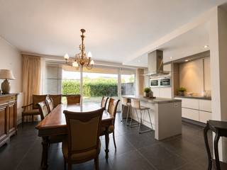 Dit ruim gelijkvloers appartement vinden we terug op de hoek van Res. Ter Steenhove. Op een boogscheut van het centrum van Tielt en op wandelafstand van verschillende handelszaken, supermarkten,....<br /><br />Het appartement is voorzien van een ondergrondse én afgesloten garagebox met extra berging! <br /><br />Indeling van het appartement: <br />Inkomhal met toegang tot de twee slaapkamers, badkamer met inloopdouche en gastentoilet, leefruimte met open en volledig geïnstalleerde keuken met aansluitende berging. Toegang tot de zuid-gerichte en afgesloten tuin kan via het schuifraam in de leefruimte. <br /><br />Het appartement is beschikbaar in overleg.<br />Provisie gemeenschappelijke kosten: €65/ maand. <br /><br />Maak uw afspraak via 'Mijn huurprofiel' en dan zien we u snel!