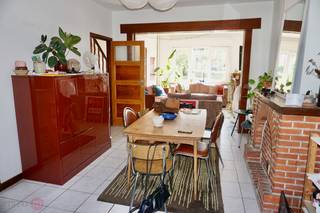 <p>Gelegen aan de rustige Herfstlaan in Kessel-Lo, biedt deze leuke rijwoning een prachtige leefomgeving met veel ruimte en mogelijkheden.<br />Met in totaal 4 slaapkamers kamers, 1 badkamer, een extra bureel ruimte en een uitnodigende woonkamer en een leuke tuin, is deze woning ideaal voor gezinnen die op zoek zijn naar comfort en functionaliteit. In de goed uitgeruste keuken is er voldoende ruimte.</p>
<p>Daarnaast beschikt deze woning over praktische voorzieningen zoals een garage en een kelder, die extra opslagruimte bieden.<br />De woning heeft een strategische ligging en de mogelijkheid tot veelzijdig gebruik. Met een energieprestatiecertificaat van 210 (label C) is er ook aandacht voor duurzaamheid, wat bijdraagt aan een comfortabele en verantwoorde levensstijl in deze aantrekkelijk ontworpen woning.</p>