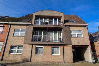 INDELING:- Hal- Living- Ingerichte keuken met kasten en toestellen (ijskast, dampkap, oven, kookvuur)- Ingerichte badkamer met ligbad, dubbele...