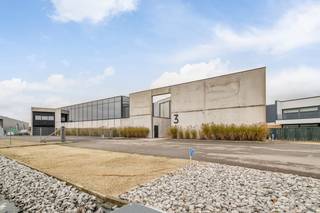 Découvrez ce bâtiment commercial moderne et économe en énergie datant de 2013, stratégiquement situé dans une zone industrielle et PME de Genk, à...