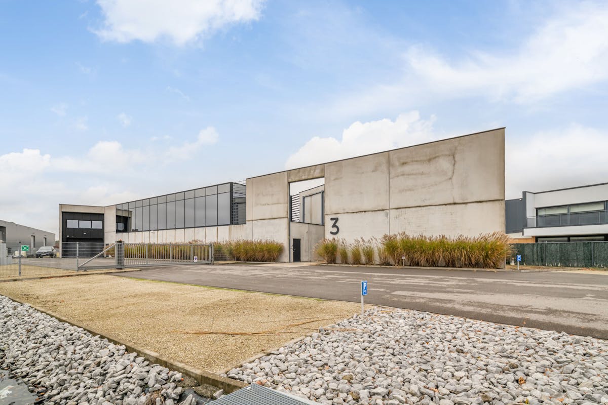 Bâtiment commercial moderne avec panneaux solaires et connectivité haut de gamme à Genk - photo 1