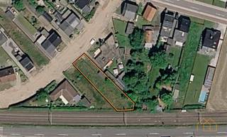 <p>Welkom op deze zuidoostelijk georiënteerde bouwgrond van bijna 6 are, voor halfopen bebouwing, in het centrum van Geel!</p><br /><p>Gelegen langs de Groenstraat, geeft hij een perfecte mix voor mensen die het groen in de buurt weten te appreciëren, mensen die van het centrum willen genieten, , en mensen die het centrum vlot met de auto willen kunnen verlaten.</p><br /><p>Voor onderwijs is geel een ware parel. Van kleuterschool tot hoge school vind je om de hoek.</p><br /><p>De bouwvoorschriften zitten als bijlage bij de advertentie . Wil je de bouwvoorschriften samen met ons bespreken, ben je zeker welkom.</p><br /><p>Achter de tuin loopt een spoorlijn waar hoofdzakelijk elektrische treinen rijden. Die hinder die je daarvan ondervindt, is eerder beperkt.</p><br /><p>Zie jij hier de gelegenheid om jouw bouwproject te realiseren? Neem dan nu contact op met Nxxt Vastgoed!</p><br /><p>Heb je plannen om jouw (oude) woning te verkopen of te verhuren? Bij Nxxt Vastgoed maken we graag tijd om de mogelijkheden die het pand biedt samen met jou te bekijken, en die vervolgens aan jouw wensen te koppelen. <br />Samen maken we van jouw vastgoeddroom een Succesvolle Nxxt Step! </p>