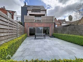 Aan de achterkant van het appartementsgebouw, bevindt zich dit stijlvol en instapklaar gelijkvloers appartement met zonnige tuin – de perfecte mix...