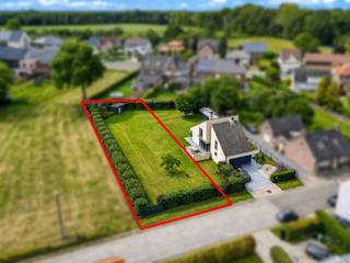 <p>Bent u op zoek naar een ruime open bebouwing met extra bouwmogelijkheden in Aspelare? Gevonden! <br />Deze verzorgde woning is gelegen op een perceel van 8a 82ca en biedt een meerwaarde dankzij de naastliggende bouwgrond van 9a 26ca, inbegrepen in de prijs. Op deze grond kan eveneens een open bebouwing worden opgericht. De woning heeft een bewoonbare oppervlakte van 200 m², beschikt over 12 zonnepanelen, groenestroomcertificaten tot en met 2029 en centrale verwarming op gas. Bovendien geniet u van een rustige ligging op wandelafstand van het centrum van Aspelare.<br />Via de ruime oprit bereikt u de woning. De lichtrijke inkomhal geeft toegang tot de leefruimte, garage, berging, apart toilet en 1ste verdieping. De gezellige leefruimte van 35 m² met parketvloer en houtkachel geniet van veel lichtinval en zicht op de tuin. Aansluitend bevindt zich een bureau van 7 m² met ingewerkte kasten en een volledig geïnstalleerde keuken met toegang tot de tuin. Naast de keuken vindt u een praktische berging met plaats voor wasmachine, droogkast en extra opslag. De garage van 30 m² biedt ruimte voor twee wagens en extra bergruimte.<br />Op de verdieping bevinden zich drie ruime slaapkamers (20 m², 15,5 m² en 12 m²), een berging, een badkamer met douche en dubbele lavabo en een apart toilet. Buiten geniet u van een mooi aangelegd terras met meerdere zithoeken en een deels overdekt tuinhuis, ideaal als lounge.<br />Interesse? Contacteer ons voor een bezoek via 054 23 53 83 of mail naar info@localsvastgoed.be.</p>