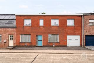 Bent u op zoek naar een ruime woning met tal van mogelijkheden? Dan is deze uitzonderlijke eigendom in Deerlijk zeker een bezoek waard!Gelegen op een perceel van 698 m² en met een bewoonbare oppervlakte van maar liefst 226 m², biedt deze woning alle ruimte voor grote gezinnen, co-housing, een kangoeroewoning of een combinatie van wonen en werken. Dankzij de 9 volwaardige slaapkamers zijn de mogelijkheden eindeloos.Buiten geniet u van een ruime, zonnige tuin waar u in alle rust kunt ontspannen. Bovendien beschikt de eigendom over 2 garages en een grote loods, ideaal als opslagruimte, atelier, hobbyruimte of voor een zelfstandige activiteit.De ligging is een absolute troef. De woning bevindt zich op een vlot bereikbare locatie in Deerlijk, vlakbij de autosnelweg, waardoor u snel verbinding hebt met omliggende steden. Ook winkels, scholen en openbaar vervoer bevinden zich in de nabije omgeving.Troeven:• 226 m² bewoonbare oppervlakte• 9 slaapkamers• Perceel van 698 m²• Ruime, zonnige tuin• 2 garages en grote loods• Uitstekende bereikbaarheid• Ideaal voor gezinnen, zelfstandigen of investeerdersInteresse? Contacteer Arne via arne@immobeguin.be voor meer informatie of een bezoek.
