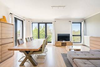 <h3>Quares - Group TREVI presenteert :<br />Instapklaar en lichtrijk appartement met 2 terrassen op topligging</h3>
<p>Op zoek naar een instapklaar appartement (bereikbaar per lift) met veel licht, buitenruimte en een centrale ligging? Ontdek dit volledig gerenoveerde 1-slaapkamerappartement (2010) op de bovenste verdieping, gelegen op de Berchemlei 1 te Borgerhout, op de grens met Berchem en Deurne-Zuid.</p>
<p>Bij het betreden van het appartement komt u in een ruime inkomhal met ingemaakte kasten, die toegang biedt tot alle ruimtes.</p>
<p>De royale leefruimte geniet van een overvloed aan natuurlijk licht dankzij de hoekligging en grote raampartijen, uitkijkend op groene bomen. Deze biedt plaats voor zowel een comfortabel salon als een ruime eettafel.</p>
<p>Vanuit de leefruimte heeft u toegang tot het eerste, recent vernieuwde terras. Dit ruime en zonnige terras biedt alle comfort voor een aperitief, barbecue of gezellige avond in alle privacy, zonder inkijk.</p>
<p>Aansluitend bevindt zich de zeer ruime, volledig uitgeruste keuken met aparte zithoek, waar u eveneens plaats heeft voor een ontbijttafel. De keuken is voorzien van alle toestellen (vaatwasmachine, oven, koelkast, diepvries, microgolf en kookvuur met dampkap) en geeft toegang tot een tweede, kleiner terras, ideaal voor een ochtendkoffie of praktische doeleinden zoals het plaatsen van vuilbakken. Plaats en aansluitingen voor een wasmachine zijn hier ook voorzien.</p>
<p>De slaapkamer, gelegen aan de rustige achterzijde van het gebouw, biedt voldoende ruimte voor een groot bed en kleerkast.</p>
<p>De recent vernieuwde badkamer beschikt over een inloopdouche, lavabo in meubel, handdoekdroger en toilet.</p>
<p>Tot slot is er nog een praktische kelderberging inbegrepen.</p>
<h3>Centrale en dynamische ligging</h3>
<p>Dit appartement bevindt zich op een toplocatie op de grens van Borgerhout en Berchem, in een buurt die stedelijke levendigheid combineert met comfort en bereikbaarheid.</p>
<p>U geniet hier van:</p>
<ul>
<li>Uitstekende bereikbaarheid met tram, bus en trein op wandelafstand</li>
<li>Vlotte verbinding naar Antwerpen-centrum en de Ring</li>
<li>Alle voorzieningen binnen handbereik: winkels, horeca, scholen en supermarkten</li>
</ul>
<p>Daarnaast liggen <span><span>Rivierenhof</span></span> en <span><span>Park Spoor Oost</span></span> vlakbij, ideaal voor ontspanning en recreatie.</p>
<p>De buurt staat bekend als een trendy en opkomende wijk, geliefd om haar creatieve, multiculturele karakter en sterke lokale dynamiek. Hier woont u centraal, met alles binnen handbereik en met voldoende groen in de omgeving.</p>
<h3>Troeven van het appartement</h3>
<ul>
<li>Volledig gerenoveerd in 2010</li>
<li>Instapklaar</li>
<li>Zeer lichtrijk</li>
<li>Gelegen op de bovenste verdieping</li>
<li>Lift aanwezig</li>
<li>Twee terrassen (waarvan één ruim en vernieuwd)</li>
<li>Geen inkijk aan terras en leefruimte</li>
<li>Ruime leefruimte en keuken</li>
<li>Kelderberging inbegrepen</li>
<li>Zeer lage gemeenschappelijke kosten</li>
<li>Gunstig EPC</li>
<li>Conforme elektrische keuring</li>
<li>Geen kosten aan het gebouw</li>
<li>Dak recent gerenoveerd in 2019</li>
<li>Centrale ligging</li>
<li>Vlotte bereikbaarheid met openbaar vervoer en richting snelweg</li>
<li>Parkeermogelijkheden in de buurt</li>
</ul>
<p>Kortom: een lichtrijk, instapklaar appartement met twee terrassen op een strategische toplocatie in Antwerpen. Perfect voor wie comfortabel wil wonen of zorgeloos wil investeren.<br /><br />Ziet u zichzelf hier al wonen of investeren? Contacteer de makelaar en plan uw bezoek!</p>
