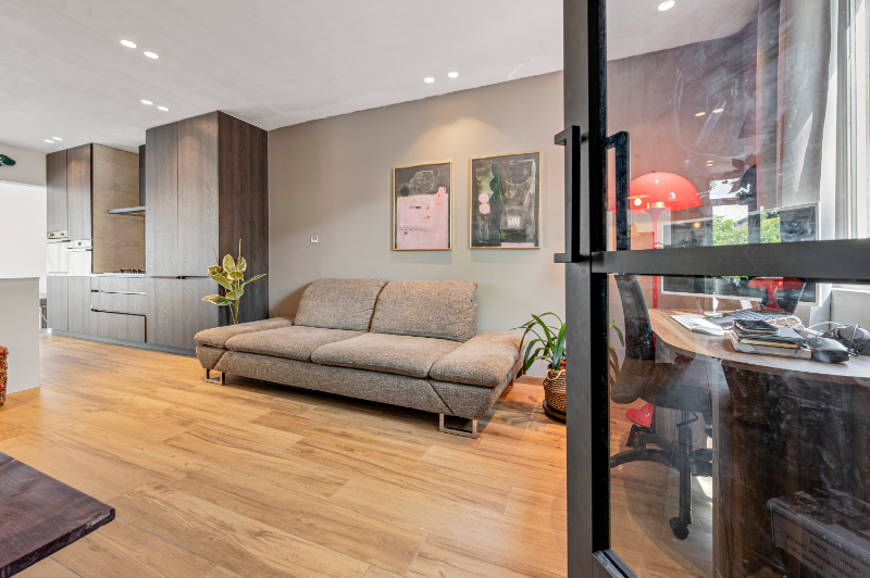 STIJLVOL INGERICHTE SPECIALE STARTERSWONING MET MODERNE ARCHITECTURALE TOETSEN EN VEEL LICHTINVAL - foto 2
