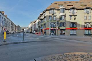 <h3><span>Stijlvol appartement met prachtig uitzicht op het Keizersplein hartje Aalst</span></h3><h3><span> </span></h3><p><span>Bent u op zoek naar een instapklaar appartement op een toplocatie in het centrum van Aalst? Dan is dit pareltje op de eerste verdieping (lift aanwezig) van de stijlvolle </span><span>Residentie 'Keizer Palace' </span><span>precies wat u zoekt!</span></p><p><span>Gelegen aan het levendige Keizersplein geniet u hier van een unieke combinatie van rust, comfort én alle stadsvoorzieningen op wandelafstand. De residentie beschikt over een lift en is perfect onderhouden.</span></p><p><span> </span></p><p><span>Bij binnenkomst verwelkomt een ruime inkomhal u met een gastentoilet en handige berging/wasplaats. De lichtrijke leefruimte met grote ramen biedt een prachtig, open zicht op het plein een echte eyecatcher.</span></p><p><span>De volledig uitgeruste, keuken sluit perfect aan bij de leefruimte en is ideaal voor wie graag kookt en ontvangt. Gezellige eetruimte in de keuken met subliem uitzicht. Verder beschikt het appartement over twee slaapkamers, waarvan één voorzien is van stijlvolle ingemaakte kasten. De badkamer is uitgerust met zowel een ligbad als een aparte douche en een modern lavabomeubel.</span></p><p><span> </span></p><p><span>Mogelijkheid</span><span> tot aankoop garage in de ondergrondse verdieping aan €30.000.</span></p><p><span> </span></p><p><span>Extra troeven</span><span>: </span></p><ul><li><span>Kelderberging (nr. 4) </span><span>inbegrepen</span><span> </span><span>in de vraagprijs twv. </span><span>5.000 euro</span></li><li><span>Gunstig EPC: </span><span>123 kWh/m² (EPC-label B)</span></li><li><span>Asbestveilig attest</span></li></ul><p><span> </span></p><p><span>Een instapklaar en energiezuinig appartement op een toplocatie perfect voor eigen bewoning of als investering! </span></p><p><span>Voor meer informatie of een bezoek ter plaatse:</span><span> T.</span><span> </span><span>052/55.55.55</span><span> <span>info@immotwins.be</span></span><span> </span></p><p><span> </span></p><p><span> </span></p><p><span> </span></p><p><span> </span></p>