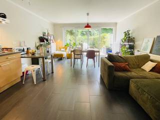 🌿 <strong>Instapklaar Gelijkvloers Appartement met Tuin – Nekkersputstraat 106B, Gent</strong><br />📍 <em>Rustig wonen vlakbij centrum Gent</em><br /><br />📅 <strong>Beschikbaar: 16 oktober 2026</strong><br /><br />In een <strong>rustige, recent heraangelegde straat</strong> in een aangename woonwijk bevindt zich dit verzorgd gelijkvloers appartement met <strong>privatief terras en tuin</strong>. Ideaal voor wie comfortabel en rustig wil wonen met een stukje buitenruimte, en toch dichtbij het stadscentrum wil blijven.Wonen in de Nekkersputstraat betekent genieten van het beste van Gent: op korte fietsafstand van het bruisende stadscentrum, maar tegelijk omgeven door het groen van De Bourgoyen.<br /><br />🏠 <strong>Het Appartement</strong><br />Je komt binnen via een inkomhal die toegang biedt tot een <strong>apart toilet met lavabo</strong>. De <strong>lichtrijke leefruimte</strong> met <strong>open, volledig uitgeruste keuken</strong> (keramische kookplaat, dampkap, oven, koelkast en vaatwasmachine) geeft via een schuifraam uit op het <strong>terras en de tuin met gazon</strong> – perfect voor ontspanning na het werk of een rustig ontbijt buiten.<br />Er is een <strong>praktische berging/wasplaats</strong>, een <strong>badkamer met ligbad en douchewand</strong> en een <strong>lavabomeubel met enkele lavabo</strong>. De <strong>slaapkamer bevindt zich aan de straatzijde (vooraan)</strong>.<br />🚲 Er is een <strong>gemeenschappelijke fietsenberging</strong> aanwezig. Parkeren kan in de straat.<br /><br />📌 <strong>Indeling</strong><br />- Inkomhal<br />- Apart toilet met lavabo<br />- Leefruimte met open keuken<br />- Terras en tuin (gazon)<br />- Slaapkamer<br />- Badkamer met bad/douche<br />- Berging / wasplaats<br />- Fietsenberging<br /><br />👥 <strong>Voor wie?</strong><br />Ideaal voor <strong>1 persoon </strong>(ideaal voor alleenstaande die rustig wil wonen).<br /><br />🛑 <strong>Belangrijk</strong><br />• Geen studenten<br />• Geen huisdieren<br />• Domicilie verplicht<br />• Individueel verbruik EGW via eigen tellers<br /><br />💰 <strong>Huurprijs</strong>: € 925/maand<br />🧾 <strong>Algemene kosten</strong>: € 40/maand<br />📅 <strong>Vrij</strong>: 16 oktober 2026<br />📑 <strong>Huurcontract</strong>: 3 jaar<br /><br />📸 <strong>Interesse?</strong> Vraag uw <strong>bezoek</strong> aan via de advertentie op de website of via <strong>www.tvevastgoed.be</strong><br />Meer info: tine@tvevastgoed.be of 0474970022<br /><br /><strong>👉 Interesse? Contacteer ons snel – dit instapklare appartement met tuin is snel verhuurd!</strong><br />