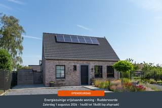 <strong><u>OPENDEURDAG ZATERDAG 1 AUGUSTUS 2026 tussen 14u00 en 18u00 ( op afspraak)</u></strong><br /><br />U kunt een BOD uitbrengen op deze woning, rekening houdend met de AANVANGSPRIJS van <strong>€ 475.000,00,</strong> elk hoger BOD wordt voorgelegd aan de eigenaars die al dan niet kunnen ingaan op dit aanbod.<br /><br /><strong>Energiezuinige woning op een rustige, landelijke ligging</strong>. Omgeven door groen en vlak bij een lagere school, een bakker, openbaar vervoer en de autosnelweg.<br /><br />Bij het binnenkomen wordt u verwelkomd in de inkomhal met gastentoilet en plaats voor vestiaire. De aangename leefruimte baadt in het natuurlijke licht en sluit naadloos aan op de eetplaats. Er is ook een bureau voorzien op het gelijkvloers. Dankzij de grote porte-fenêtre vormt de tuin een verlengstuk van de woonruimte. De keuken is uitgerust met kwalitatieve toestellen en een oogstrelend fornuis dat direct warmte, karakter en charme toevoegt aan de keuken. Verder beschikt het gelijkvloers over een praktische technische ruimte/ wasplaats en aansluitende berging.<br /><br />De verdieping telt drie mooie slaapkamers. De mooie badkamer is volledig uitgerust met een inloopdouche, ligbad, dubbele wastafel en toilet. <br />Buiten geniet u van een verzorgde en volledig omheinde tuin met zonnig terras. <br />Er is ook een gemetste tuinberging/tuinhuis aanwezig met water en elektriciteit.<br /><br /><u><strong>Gelijkvloers:</strong></u>
<ul>
	<li>Inkom met apart toilet;</li>
	<li>Lichtrijke leefruimte met zicht op de tuin;</li>
	<li>Vestiairekast;</li>
	<li>Bureau in de leefruimte;</li>
	<li><strong>Adembenemende ingerichte keuken</strong> met een oogstrelend fornuis dat direct warmte , karakter en charme toevoegt aan de keuken;</li>
	<li>Wasplaats;</li>
	<li>Gemetst tuinhuis / tuinberging;</li>
	<li>Berging met ingemaakte kasten.</li>
</ul>
<strong><u>Eerste verdieping:</u></strong>

<ul>
	<li>3 mooie slaapkamers;</li>
	<li>Prachtige badkamer met inloopdouche, dubbele wastafel in meubel, ligbad en toilet.</li>
</ul>
<strong><u>Tweede verdieping te bereiken via schuiftrap:</u></strong>

<ul>
	<li>Bergzolder.</li>
</ul>
<strong><u>Troeven:</u></strong>

<ul>
	<li>Regenwaterput 10.000 liter;</li>
	<li>Energiezuinige woning;</li>
	<li><strong>Waterverzachter</strong>;</li>
	<li><strong>6 zonnepanelen;</strong></li>
	<li>E-peil 43.</li>
</ul>
Voor verdere vragen of een bezoek ter plaatse aan deze mooie landelijke woning contacteer ons via: <strong>oostkamp@caenen.be</strong><br /><br /> 
