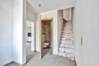 <p>Ruime luxueus afgewerkte nieuwbouwwoning met 3 slaapkamers en tuin.</p><p>Op zoek naar een moderne, energiezuinige en instapklare woning met alle hedendaagse comfort? Deze luxueus afgewerkte nieuwbouwwoning aan de Blaasveldstraat 149B in Tisselt combineert hoogwaardige afwerking met energiezuinig wonen.</p><p>De woning beschikt over 3 volwaardige slaapkamers en is volledig voorzien van ingemaakte kasten, waardoor er overal optimaal gebruik wordt gemaakt van de beschikbare ruimte en u meteen over voldoende opbergruimte beschikt.</p><p>De stijlvolle keuken is volledig uitgerust en biedt alles wat nodig is voor comfortabel dagelijks gebruik. Ook de badkamer is compleet ingericht en voorzien van alle nodige sanitaire voorzieningen.</p><p>Een absolute troef is het aangename binnenklimaat dankzij de combinatie van vloerverwarming en vloerkoeling. Zo geniet u zowel tijdens de winter als tijdens warme zomerdagen van een aangename temperatuur.</p><p>Dankzij het E-peil onder 20 is de woning bijzonder energiezuinig en klaar voor de toekomst.</p><ul><li><p>zonnewering aanwezig </p></li></ul><ul><li><p>beschikbaar vanaf 24 september 2026</p></li><li><p>Vraag uw bezoek uitsluitend aan via de website van Malines Group!</p></li></ul>