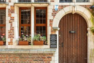 <p><span>In een gezellig, autoluw middeleeuws straatje in het historische centrum van Antwerpen bevindt zich deze karaktervolle woning, waarvan de oorsprong teruggaat tot </span><strong><span>ca. 1700</span></strong><span>. De Stoelstraat ligt op wandelafstand van de Grote Markt, de Onze-Lieve-Vrouwekathedraal, de Groenplaats en tal van restaurants, cafés, winkels en culturele trekpleisters. Een bijzonder centrale locatie, midden in het historische stadsleven en toch verscholen in een rustige straat.</span></p>
<p><span>De voorgevel en bedaking zijn sinds 1976 beschermd als monument en geven het pand zijn authentieke uitstraling.</span></p>
<p><span>De woning is momenteel ingericht als B&amp;B, maar is eveneens geschikt voor eigen bewoning of andere invullingen zoals horeca of een galerij.</span></p>
<p><span>Via de inkomhal op parket bereikt u de L-vormige woonkamer (28m²), eveneens op parket. Verder bevinden zich op het gelijkvloers een eenvoudige keuken, berging en gastentoilet.</span></p>
<p><span>De eerste verdieping omvat het mastergedeelte (26m²) met ruimte voor een dressing en een eigen douchekamer met toilet en lavabo. </span></p>
<p><span>Op de tweede verdieping bevinden zich een slaapkamer (19m²) met ingemaakte kast en een tweede badkamer met douchecabine, toilet, lavabo en aansluitingen voor wasmachine. <br /><br />De zolderverdieping biedt een derde slaapkamer (24m²) met ingemaakte kast en mezzanine (7m²).</span></p>
<p><span>Het pand is volledig onderkelderd en beschikt over een authentieke gewelfde kelder van ca. 36 m².</span></p>
<p><span>Centrale verwarming op gas. De buitenmuren werden langs de binnenzijde geïsoleerd. <br />EPC-label E. Omwille van het beschermde statuut is het pand vrijgesteld van de renovatieverplichting. Voor bepaalde restauratie- en erfgoedwerken kunnen bovendien, onder de geldende voorwaarden, erfgoedpremies mogelijk zijn.</span></p>
<p><span>Een bijzonder pand uit 1700 waar geschiedenis, karakter en veelzijdige mogelijkheden samenkomen op een unieke locatie in het hart van Antwerpen.<br /><br /></span>Stedenbouwkundige inlichtingen in aanvraag.</p>