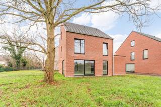 Matexi bouwt aan de gloednieuwe woonbuurt 'Scharent' met 14 open nieuwbouwwoningen langsheen een buurttuin. Elke woning beschikt over 3 slaapkamers en een eigen tuin. Zo heb jij alle (groene) ruimte om te genieten van het leven. <br />De ruime woningen beschikken over voldoende opbergruimtes om gerief in kwijt te geraken. Daarnaast wordt er ruimte voor een bureau voorzien. Ideaal voor wie af en toe eens telewerkt!<br />Nood aan een extra atelierruimte, slaapkamer of iets anders? In de optioneel inrichtbare zolder worden je dromen werkelijkheid. Interesse? Neem snel contact op voor alle gedetailleerde info.