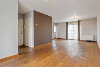 Dit instapklare duplex appartement op de eerste verdieping, met een bew.opp van 106,45m2, is gelegen in het charmante Vlijtingen, een rustige deelgemeente van Riemst. Het maakt deel uit van de kleinschalige residentie "Molenhof", die rustig is gelegen terwijl alle dagelijkse voorzieningen zoals een supermarkt, apotheek, bakker en basisschool op wandelafstand bereikbaar zijn. Bovendien bevinden omliggende steden Bilzen en Tongeren zich op slechts 10 min rijden, alsook het bruisende Maastricht op 15 min. Dankzij het kleinschalige karakter van de residentie geniet u hier van een aangename, huiselijke sfeer waar comfort en nabijheid hand in hand gaan. <br /><br />De indeling is als volgt: <br /><br /><strong>1E VERDIEP: </strong><br />-Inkomhal. <br />-Keuken uitgerust met volgende inbouwapparatuur: koelkast, combi-oven, ker.kookplaat en afzuigkap. <br />-Lichtrijke leefruimte van maar liefst 34,61m2 met directe toegang tot het ruime terras (20,60m2), waar u kunt genieten van prachtig uitzicht op de landelijke omgeving. <br />-Berging/wasplaats (3,14m2).<br /><br /><strong>2E VERDIEP: </strong><br />-Nachthal. <br />-2 slaapkamers van respectievelijk (14,41m2 - 14,01m2). <br />-Badkamer uitgerust met douche, wastafel met lavabo, wandmeubel en toilet.<br /><br /><strong>TROEF: <br /></strong>-Aan de achterzijde van de residentie beschik je over een inpandige garage (19,53m2) met extra opslagmogelijkheden + autostandplaats. <br /><br /><br /><span>Contacteer ons gerust voor extra info of een bezoek ter plaatse.</span>