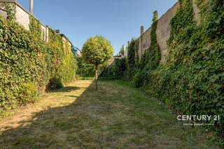 <p>Ontdek deze ruime woning, rustig gelegen in een aangename straat in het centrum van Vilvoorde. De woning is licht op te frissen en biedt dankzij haar royale ruimtes, grote tuin en praktische indeling heel wat mogelijkheden voor wie op zoek is naar een gezinswoning met potentieel.<span></span></p>
<p>Bij het betreden van de woning valt meteen de aangename ruimte en lichtinval op. De woning beschikt over maar liefst drie zeer ruime kamers, waaronder één kamer van ongeveer 30 m². Deze laatste kan, indien gewenst, eenvoudig worden opgesplitst om een vierde slaapkamer te creëren. Hierdoor is de woning bijzonder geschikt voor gezinnen die nood hebben aan extra kamers, maar ook voor wie een bureau, hobbyruimte of dressing wenst.</p>
<p>Verder beschikt de woning over <strong>twee badkamers en maar liefst drie toiletten</strong>, wat zorgt voor extra comfort en functionaliteit. De aanwezigheid van <strong>twee keukens</strong> biedt bovendien interessante mogelijkheden en flexibiliteit bij de verdere inrichting of renovatie van de woning. Het huis beschikt over een zeer goeie EPC-label C.</p>
<p>Een absolute troef is de uitzonderlijk grote tuin van ongeveer <strong>280 m²</strong>. Achteraan de woning geniet u van een aangenaam terras dat een ideale plek vormt om te ontspannen, te genieten van zonnige dagen of gezellig samen te zijn met familie en vrienden. De ruime buitenomgeving is bovendien ideaal voor gezinnen met kinderen of voor liefhebbers van tuinieren.</p>
<p>Ook parkeren vormt hier geen probleem. Achteraan de woning bevindt zich een <strong>afgesloten parkeerplaats waar twee auto's achter elkaar kunnen staan</strong>, een bijzonder praktische troef in het centrum van Vilvoorde.</p>
<p>Dankzij de rustige ligging, de royale woonoppervlaktes en de grote tuin combineert deze woning het beste van twee werelden: rustig wonen met alle voordelen van het stadscentrum binnen handbereik. Winkels, scholen, openbaar vervoer, horeca en andere dagelijkse voorzieningen bevinden zich op korte afstand.</p>
<p>Deze woning biedt een uitstekende basis voor wie bereid is de handen uit de mouwen te steken en een ruime gezinswoning volledig naar eigen smaak te moderniseren. Dankzij de grote kamers, twee keukens, twee badkamers, drie toiletten, ruime tuin en privatieve parkeerplaatsen beschikt de woning alvast over alle ingrediënten voor een bijzonder interessante toekomst.</p>
<p><strong>Een woning met ruimte, potentieel en een uitzonderlijke buitenruimte in het centrum van Vilvoorde. Zeker een bezoek waard!</strong></p>