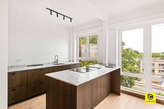 <p><span>Exclusief wonen op de bovenste verdieping: Prachtig gerenoveerd dakappartement met zuidgericht terras</span></p><p><span>Bent u op zoek naar de ultieme combinatie van licht, luxe en een centrale locatie? Dit onlangs totaal gerenoveerde dakappartement (2026) biedt u een unieke woonbeleving op een absolute toplocatie in Wilrijk, nabij de gegeerde Pulhofwijk. Met een royale oppervlakte van ca. 111 m², een hoogwaardige afwerking op parket en een uitstekende Mobiscore van 9/10, geniet u hier van alle comfort van een nieuwbouw in een residentiële omgeving.</span></p><p><span> </span></p><p><span>Stijlvolle inkom & praktische berging</span></p><p><span>U komt het appartement binnen via een verzorgde inkomhal met een apart gastentoilet. Direct aansluitend vindt u een uiterst praktische berging, voorzien van een ruime ingemaakte kast en de nodige aansluitingen voor uw wasmachine en droogkast. Zo blijft uw woonruimte altijd strak en opgeruimd.</span></p><p><span> </span></p><p><span>Lichtrijke leefruimte & designkeuken</span></p><p><span>Het hart van dit dakappartement is zonder twijfel de riante leefruimte met open keuken van ca. 40m². De prachtige parketvloer en de grote raampartijen zorgen voor een warme, uitnodigende sfeer met een overvloed aan natuurlijk licht. De open keuken is een droom voor elke kookliefhebber: voorzien van een stijlvol kookeiland met ontbijthoek en uitgerust met kwalitatieve toestellen, waaronder een inductiekookplaat met ingebouwde afzuiging en een ruime oven. Een perfecte plek om gasten te ontvangen of in alle rust te genieten.</span></p><p><span> </span></p><p><span>Slaapkamers, bureel & badkamer</span></p><p><span>De nachthal, eveneens voorzien van een handige ingemaakte kast, leidt naar de verschillende kamers. De masterbedroom van ca. 18 m² en de tweede slaapkamer van ca. 10 m² zijn beide smaakvol afgewerkt op parket en bieden direct toegang tot het zonnige terras. Een bijzondere troef is de derde polyvalente ruimte van ca. 12 m². Dankzij de natuurlijke lichtinval via de lichtkoepel is dit de ideale plek voor een riante dressing of een rustig thuiskantoor. De moderne badkamer sluit hier naadloos op aan met een ruime inloop-regendouche en een elegant wastafelmeubel.</span></p><p><span> </span></p><p><span>Zonnig terras & parkeren</span></p><p><span>Heerlijk ontspannen kan op het zuidgerichte terras, waar u de hele dag van de zon geniet. Het terras beschikt bovendien over een handige extra opbergkast. Bij het appartement is een private kelderberging inbegrepen. Voor optimaal comfort heeft u bovendien de mogelijkheid om een ondergrondse autostaanplaats aan te kopen voor 20.000 euro, waardoor parkeerstress definitief tot het verleden behoort.</span></p><p><span> </span></p><p><span>Troeven:</span></p><p><span>- Totaalrenovatie (2026): Kwalitatieve afwerking en modern comfort.</span></p><p><span>- Toplocatie: Gelegen nabij de Pulhofwijk met een Mobiscore van 9,0.</span></p><p><span>- Licht & Ruimte: Royale kamers en een prachtige lichtinval doorheen het hele pand.</span></p><p><span>- Extra troef: Polyvalente derde kamer (dressing of bureel) met lichtkoepel.</span></p><p><span>- Zuidgericht terras: Optimaal genieten van de zon aan de rustige achterzijde.</span></p><p><span> </span></p><p><span>Kortom: een instapklaar en luxueus dakappartement dat ruimte en rust combineert met een centrale ligging. Maak vandaag nog een afspraak voor een bezoek en laat u verrassen!</span></p>