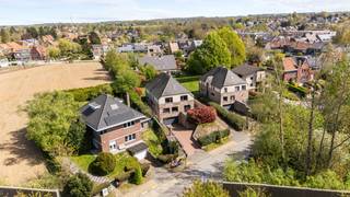 <p>[[ DIT PAND NEEMT DEEL AAN DE ERA OPEN HUIZEN DAG OP 19/9 VAN 16:00 TOT 17:00 ]]</p>

<p><strong><u>Te koop:</u></strong> instapklare villa in Wezembeek-Oppem, op wandelafstand van het centrum en dicht bij openbaar vervoer.</p>

<p> </p>

<p>Deze woning uit 2005 biedt een comfortabele indeling en een rustige, residentiële ligging. Met vijf ruime slaapkamers en twee badkamers is er plaats voor het hele gezin. De tuin van 288 m² en het zuidgericht terras zorgen voor aangename buitenmomenten. Dankzij de nabijheid van scholen, winkels en invalswegen geniet u van een uitstekende bereikbaarheid.</p>

<p> </p>

<p><strong><u>Belangrijkste ruimtes:</u></strong></p>

<p>• Woonkamer met veel lichtinval en directe toegang tot het terras</p>

<p>• Volledig ingebouwde keuken met ontbijthoek en moderne toestellen</p>

<p>• Vijf ruime slaapkamers</p>

<p>• Badkamer met inloopdouche, ligbad en dubbele wastafel</p>

<p>• Douchekamer met inloopdouche, toilet en wastafel</p>

<p>• Garage met automatische poort, plaats voor 3 wagens en waterverzachter</p>

<p>• Meerdere kelders voor extra opslag</p>

<p>• Zuidgericht terras vooraan en tuin van 288 m²</p>

<p>• Buitenparkeerplaats voor 3 wagens</p>

<p> </p>

<p><strong><u>Troeven:</u></strong></p>

<p>• Op wandelafstand van het centrum</p>

<p>• Dicht bij openbaar vervoer</p>

<p>• Ruime slaapkamers</p>

<p> </p>

<p>Meer informatie of een bezoek met Lynn Gorin? Contacteer ons via +3223351115</p>

<p>JOUW DROOMHUIS. ZO GEVONDEN!</p>