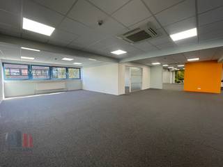 Kwalitatief en lichtrijk bedrijfsgebouw te huur, bestaande uit 400 m² instapklare kantoorruimte en 105 m² opslagruimte, strategisch gelegen nabij de R0 in Wemmel.<br /><br />Het gebouw beschikt over een duurzame betonstructuur met buitenwanden in geprefabriceerde silexpanelen en aluminium ramen met dubbel isolerend glas. Daarnaast werd het dak recent vernieuwd met EPDM-dakbedekking. Het pand is uitgerust met airconditioning en centrale verwarming op gas, wat zorgt voor een aangenaam werkcomfort het hele jaar door.<br /><br />De kantoren zijn praktisch en verzorgd ingericht, met vloerbetegeling op het gelijkvloers en vasttapijt op de eerste verdieping, waarbij comfort en functionaliteit centraal staan.<br />Aanwezigheid van privatieve parkeerplaatsen.<br /><br />Dankzij de uitstekende ligging vlakbij de R0 en de E40 geniet het gebouw van een vlotte bereikbaarheid, ideaal voor bedrijven die een centrale locatie belangrijk vinden voor zowel medewerkers als klanten.<br /><br />Aarzel niet en contacteer PANORAMA B2B voor bijkomende inlichtingen, plannen of een plaatsbezoek 0477 09 00 09.