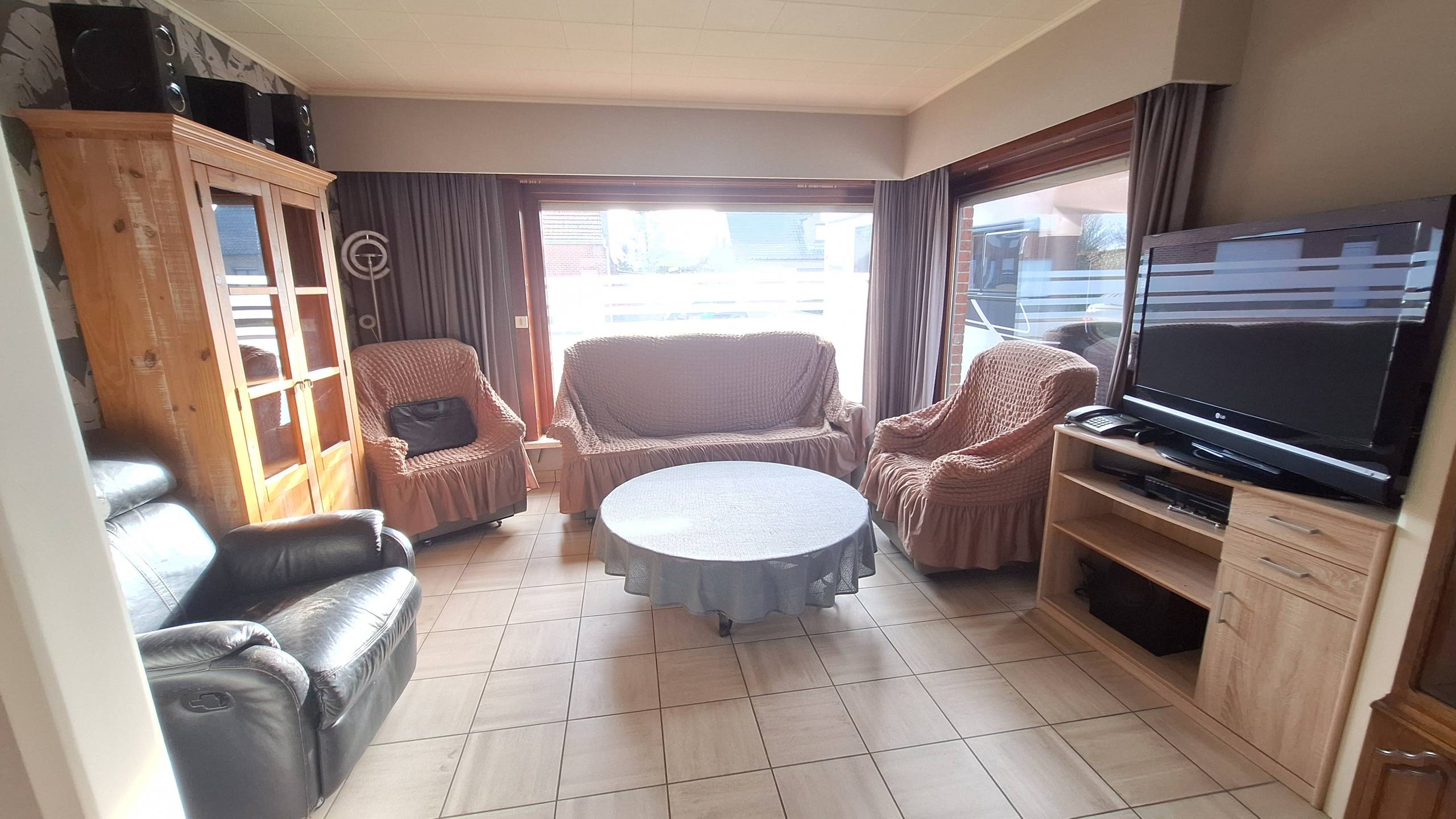 Ruime alleenstaande woning met drie slaapkamers en garage in Wijtschate. - foto 3