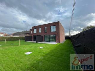 Wens je uw steentje bij te dragen aan het milieu door te investeren in uw droomwoning maar gebouwd op een duurzame, energetische en tot 95% recycleerbare woning !<br />Bekijk dan eens dit kleinschalig project.<br />WY-Projects bouwt er zijn 4de realisatie deze keer te Harelbeke.<br />Dit kleinschalig nieuwbouwproject geeft U alle moderne comfort van woning in een nul energiewoning, die bestaat uit duurzame materialen die nog een recycleerbaar zijn ook.<br />Het project bestaat uit drie gezinswoningen, twee halfopen en een gesloten in het midden en dit volledig afgewerkt.<br />Met volledig bedoelen we dan ook wel volledig : aangelegde opritten, carports, tuin, omheining met bijhorende toegangspoorten en padjes, terrassen, zonnepanelen, enz ... <br />de woningen hebben allen een voortuin met parking en gras achtertuin, 2 regenputten van 10.000 L, geothemische warmtepomp systemen (deze kan U kopen of leasen, er zijn verschillende huurformules, prijzen rond de 110 euro per maand, deze worden geindexeerd) in combinatie met zonnepanelen om uw water op te warmen, voorziening is aangelegd om een laadpaal voor u EV te plaatsen. Ruime berging binnen als buiten.<br />Alle woningen zijn voorzien van 3 slaapkamers en 1 ruime badkamer met ligbad en douche, binnenin kan er geschilderd worden of kan de houtstructuur ruw blijven afhankelijk van de koper zijn wens.<br />Alle drie de woningen hebben een uitweg aan de zijkant of achteraan, zodoende tuinafval gemakkelijk kan worden verwijderd.<br />Oplevering is voorzien rond het zomerverlof van 2025.<br />Er is een modelwoning beschikbaar ter bezichtiging in Sint-Baafs-Vijve (Waregem) ... deze kan mits afspraak worden bezocht ... ontdek de modelwoning per video via deze link.<br />prijzen : vanaf 399.100,00 euro excl. nieuwbouwkosten (+/- 21%)<br />Deze bestaat uit CTL - basisconstructie.<br />Meer info over de CLT woningbouw : CLT uitgelegd door Livios !<br />Voor meer uitleg of een bezoek, aarzel niet om ons te bellen 056705262, optie verkoop, vraag naar Guillaume of Stefan